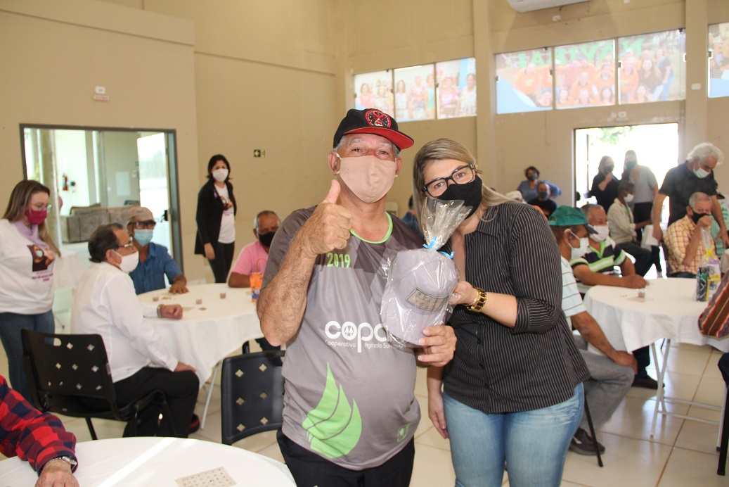 Imagem: Sorteios de brindes marcaram o “Dia dos Pais” dos idosos do Centro de Convivência, 2021 - Assessoria de Imprensa