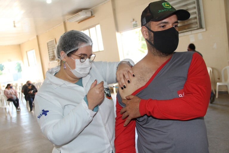 Prefeita de Naviraí aplica vacina contra a Covid-19 em atendimentos na Seleta