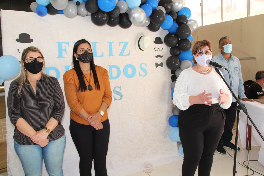 Sorteios de brindes marcaram o “Dia dos Pais” dos idosos do Centro de Convivência