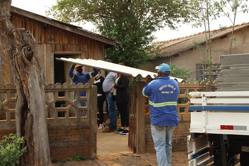 Imagem: Governo de Naviraí entrega telhas às famílias castigadas pelo temporal, 2021 - Assessoria de Imprensa 