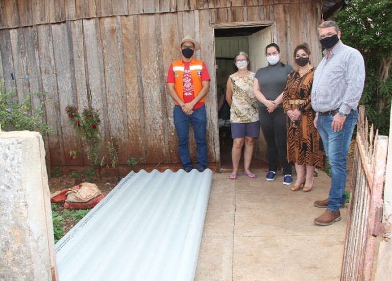 Governo de Naviraí entrega telhas às famílias castigadas pelo temporal