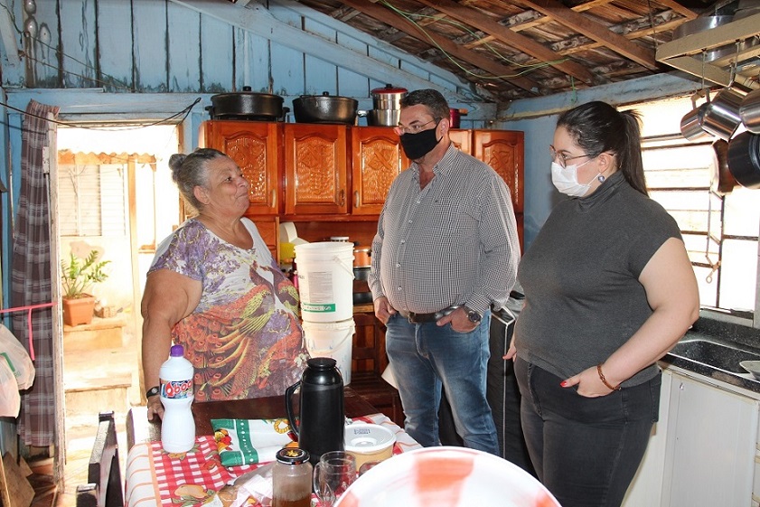 Imagem: Governo de Naviraí entrega telhas às famílias castigadas pelo temporal, 2021 - Assessoria de Imprensa