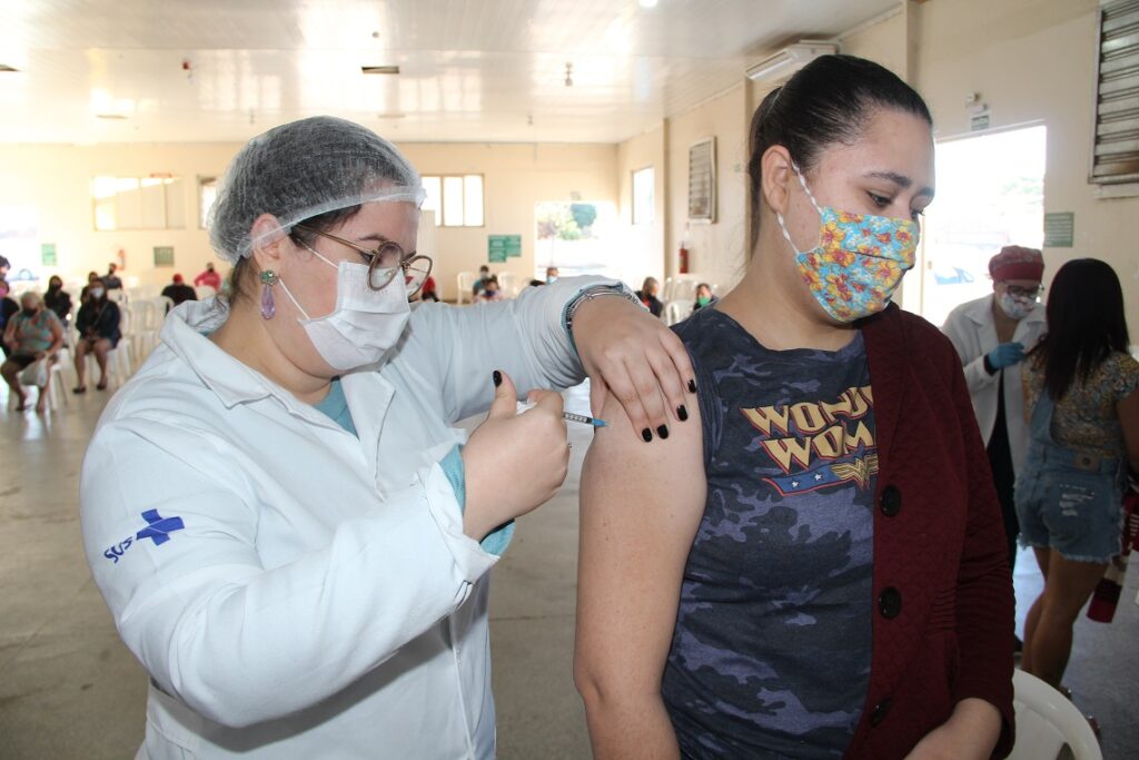 Imagem: Rhaiza Matos aplica vacina contra a Covid-19 em atendimentos na Seleta, 2021 - Assessoria de Imprensa 