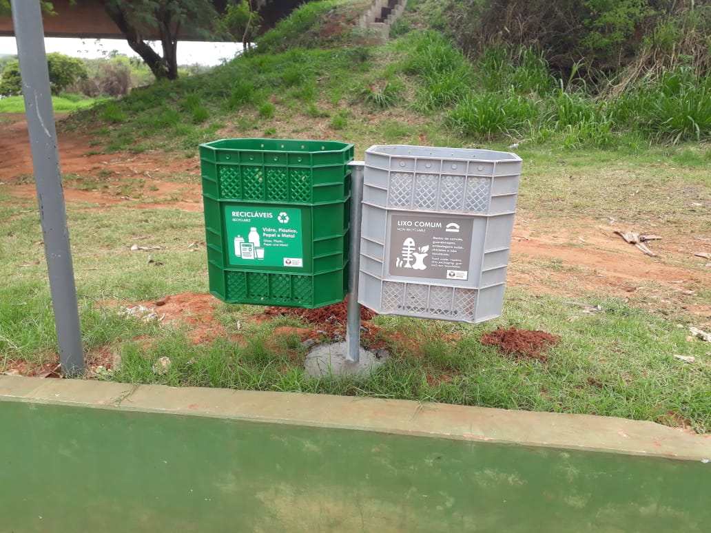 Imagem: Gerência de Meio Ambiente instala pares de lixeiras na área do “Beira Rio”, 2021 - Assessoria de Imprensa 