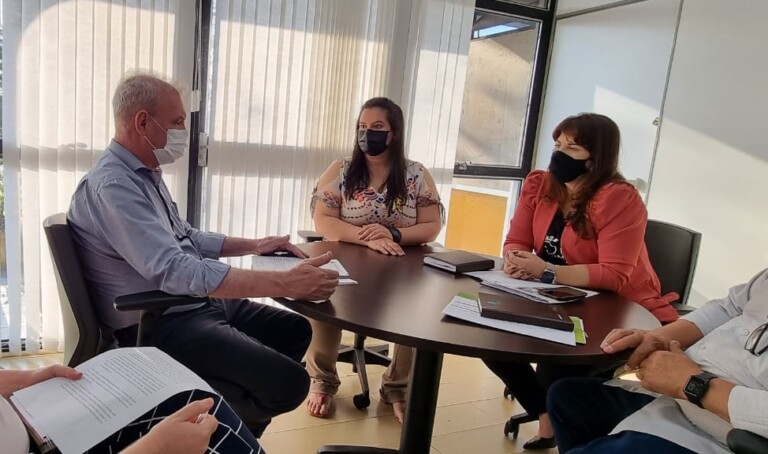Rhaiza Matos oficializa pedido de 10 leitos de UTI Geral para Naviraí Rhaiza Matos oficializa pedido de 10 leitos de UTI Geral para Naviraí