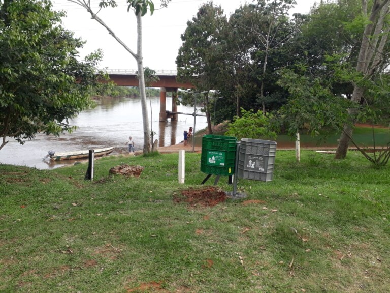 Gerência de Meio Ambiente instala pares de lixeiras na área do “Beira Rio”