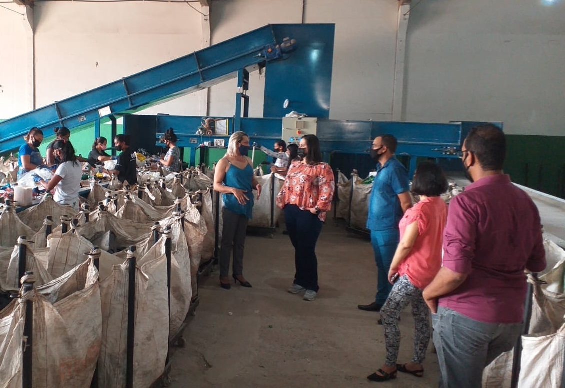 Rhaiza Matos recebe reivindicações da Cooperativa de Catadores de Recicláveis