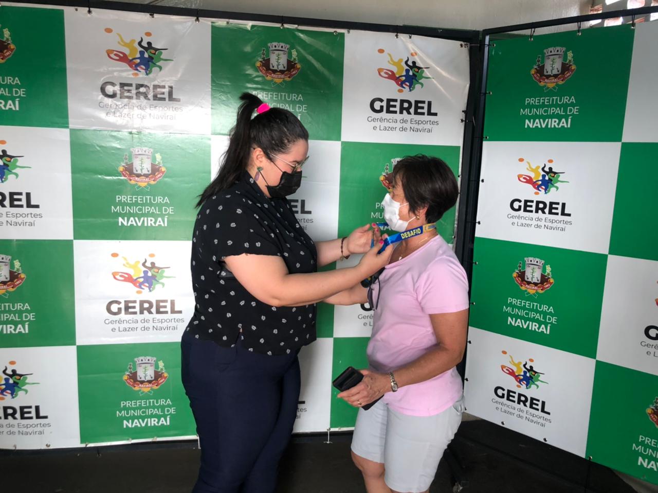 Gerel entrega medalhas aos ciclistas que concluíram o 1º Desafio Virtual Solidário