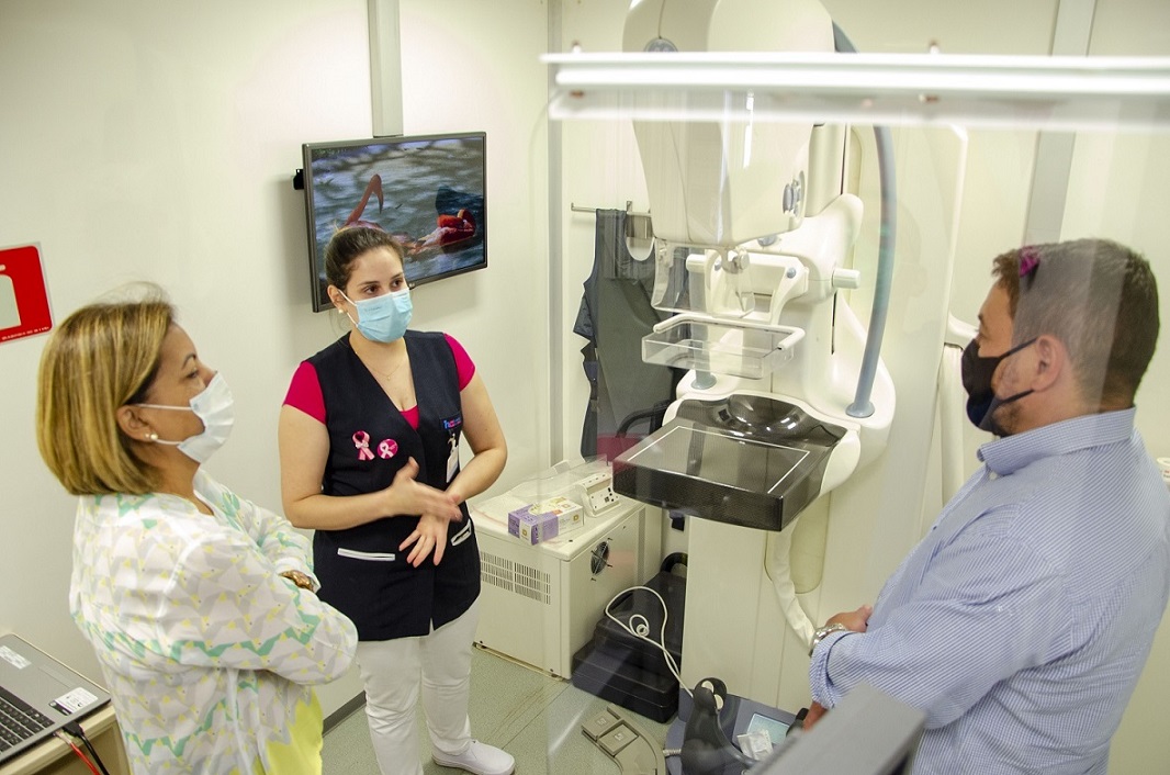 Imagem: Carreta do Hospital de Amor faz 432 exames de mamografia e preventivo em Naviraí, 2021 - Assessoria de Imprensa