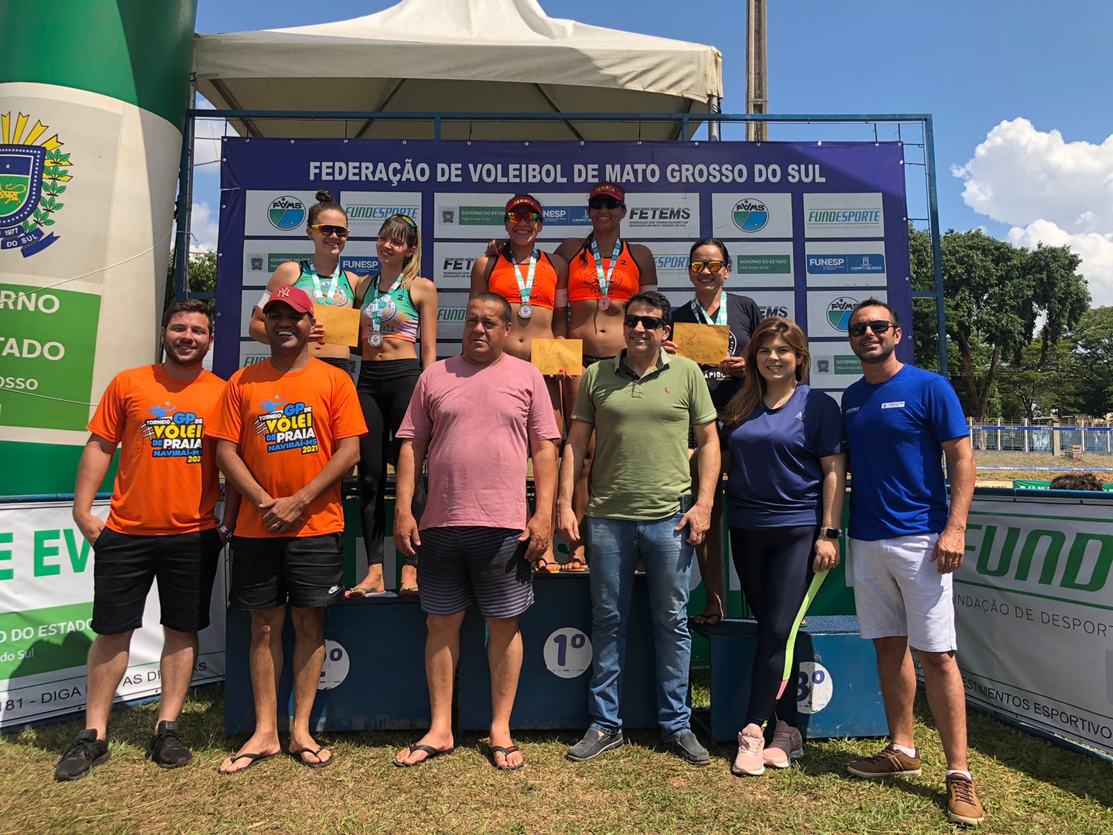 Imagem: Kadu e Antony, Dayane e Magda duplas campeãs do GP Naviraí de Vôlei de Praia, 2021 - Assessoria de Imprensa