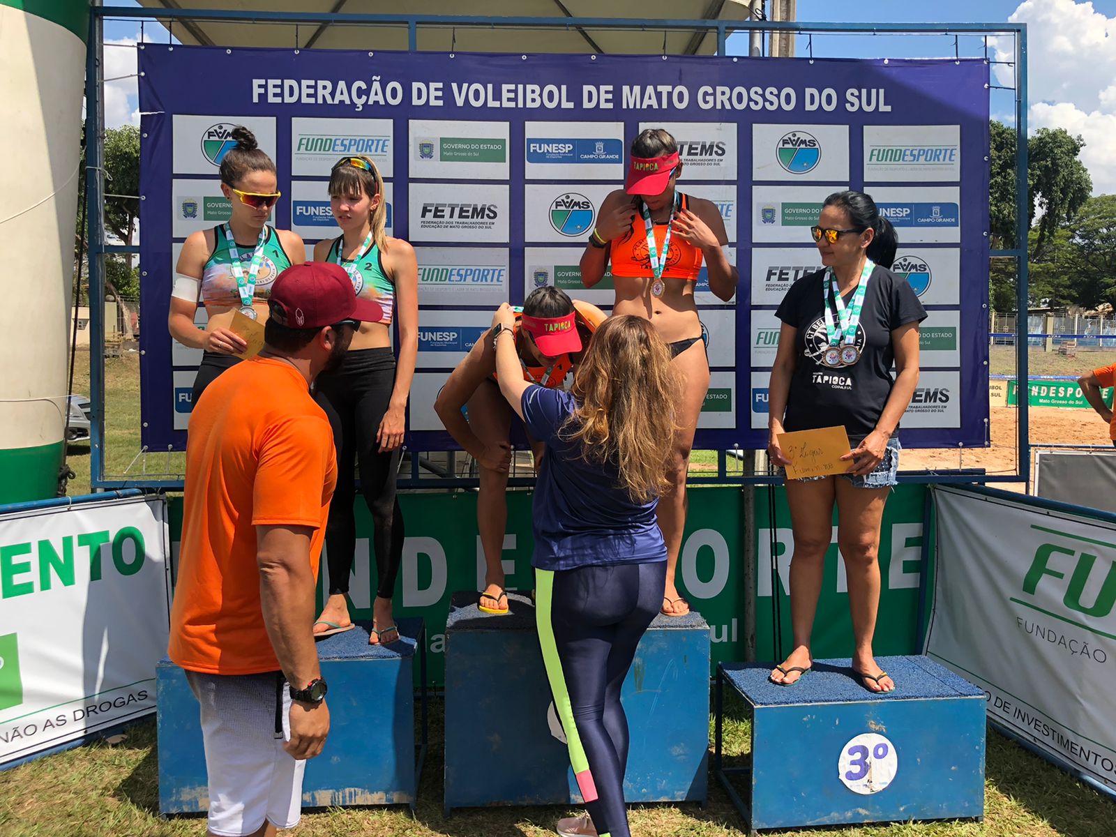 Imagem: Kadu e Antony, Dayane e Magda duplas campeãs do GP Naviraí de Vôlei de Praia, 2021 - Assessoria de Imprensa