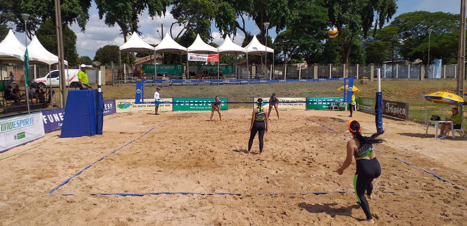 Imagem: Kadu e Antony, Dayane e Magda duplas campeãs do GP Naviraí de Vôlei de Praia, 2021 - Assessoria de Imprensa