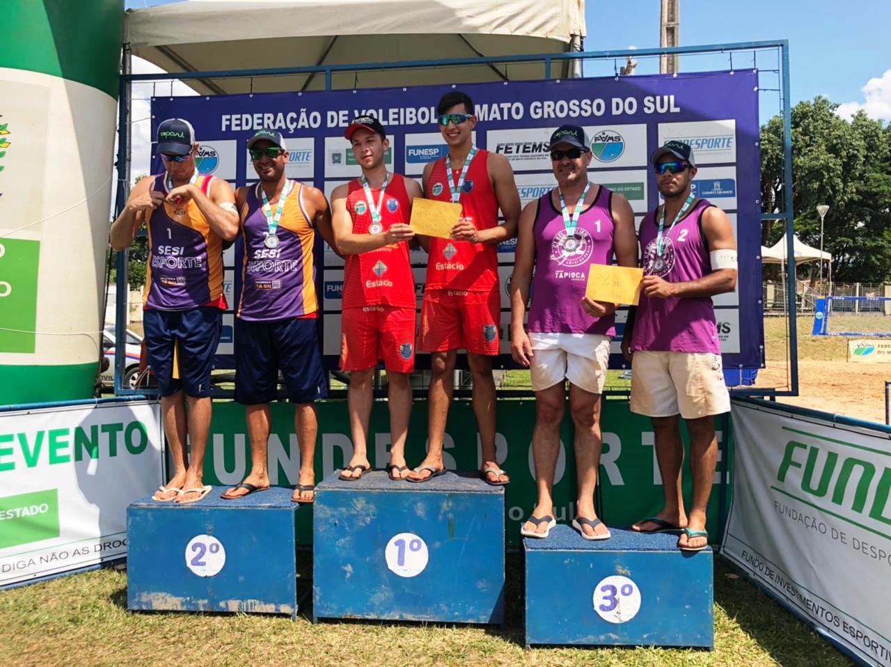 Imagem: Kadu e Antony, Dayane e Magda duplas campeãs do GP Naviraí de Vôlei de Praia, 2021 - Assessoria de Imprensa