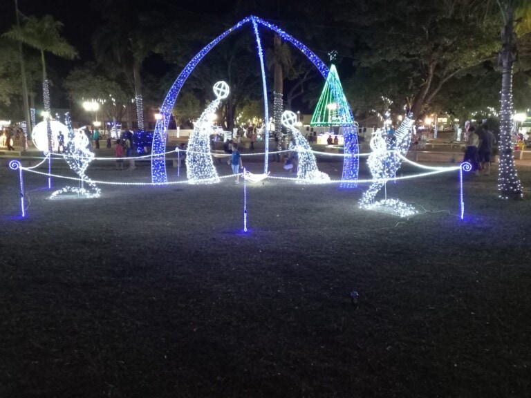 Decoração de Natal da Praça Central de Naviraí é destaque no Cone Sul