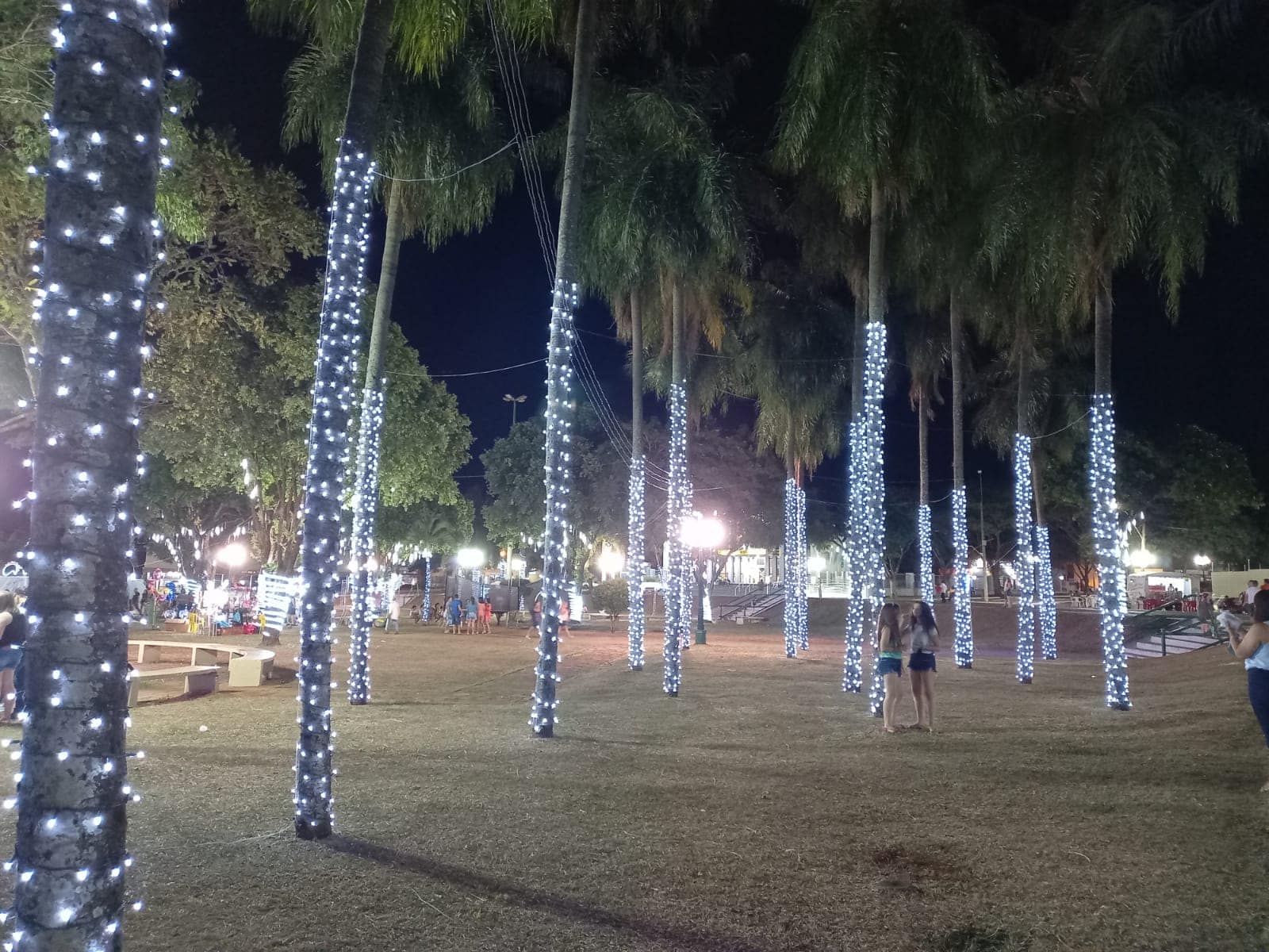 imagem: Decoração de Natal da Praça Central de Naviraí é destaque no Cone Sul, 2021 - Assessoria de Imprensa