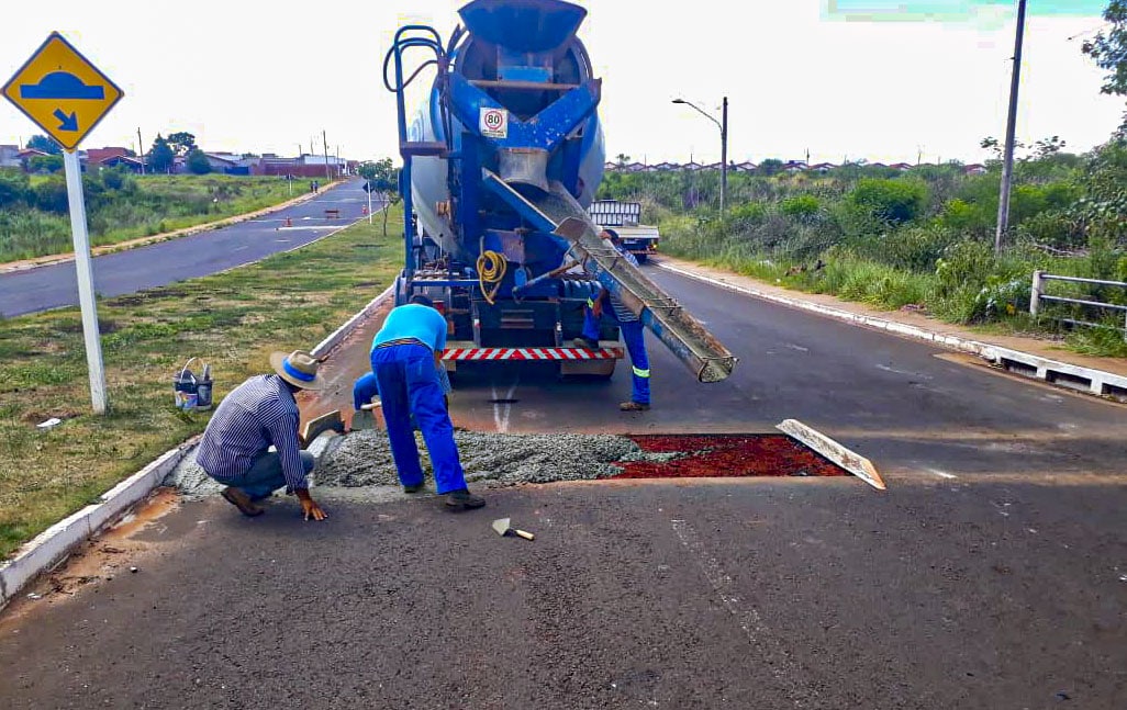 Prefeitura de Naviraí atende reivindicações e constrói quebras-molas