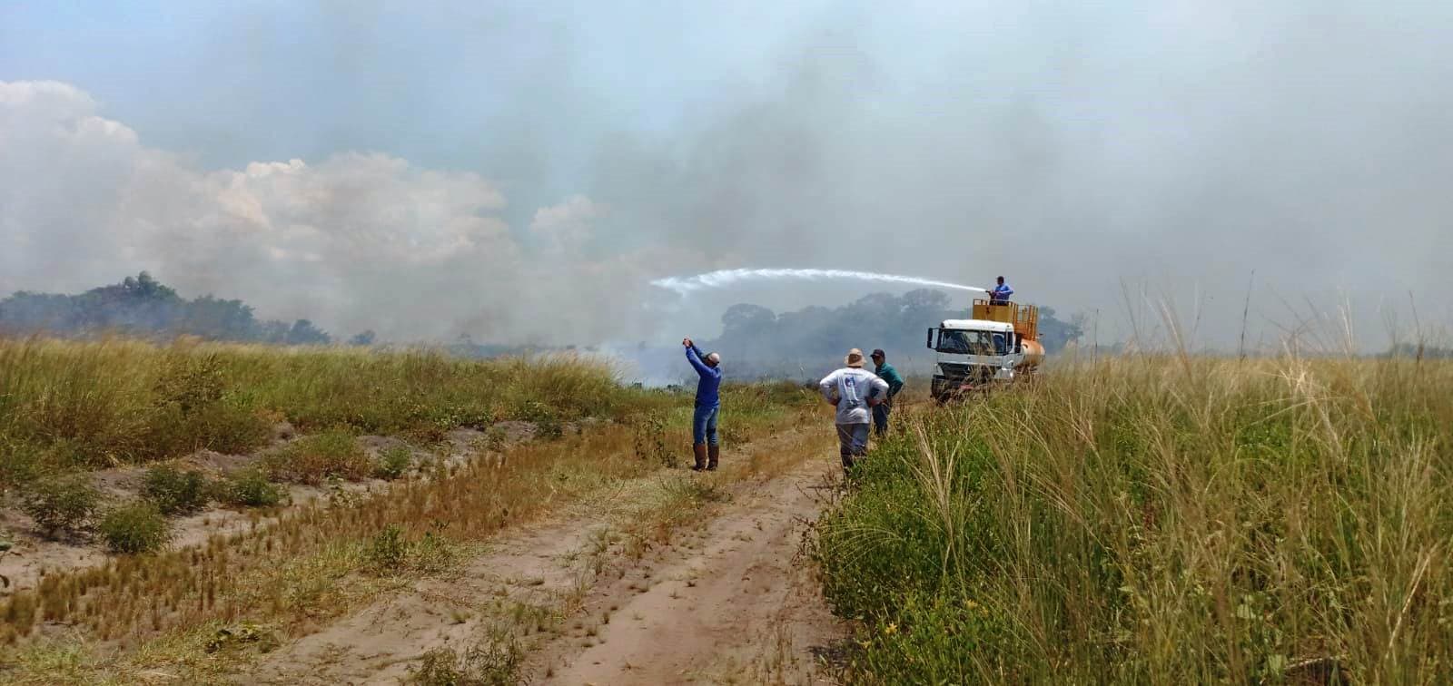imagem: Prefeitura e Bombeiros combatem incêndio no Parque Natural Municipal de Naviraí, 2022 - Assessoria de Imprensa