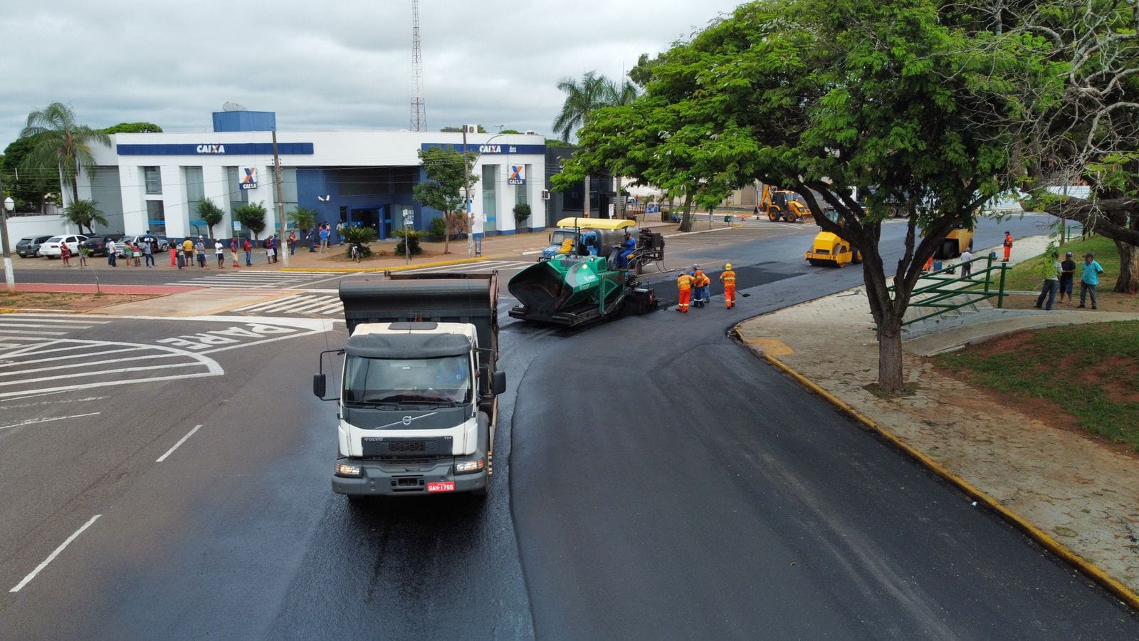 Entorno da Praça Euclides Fabris recebe recapeamento asfáltico total