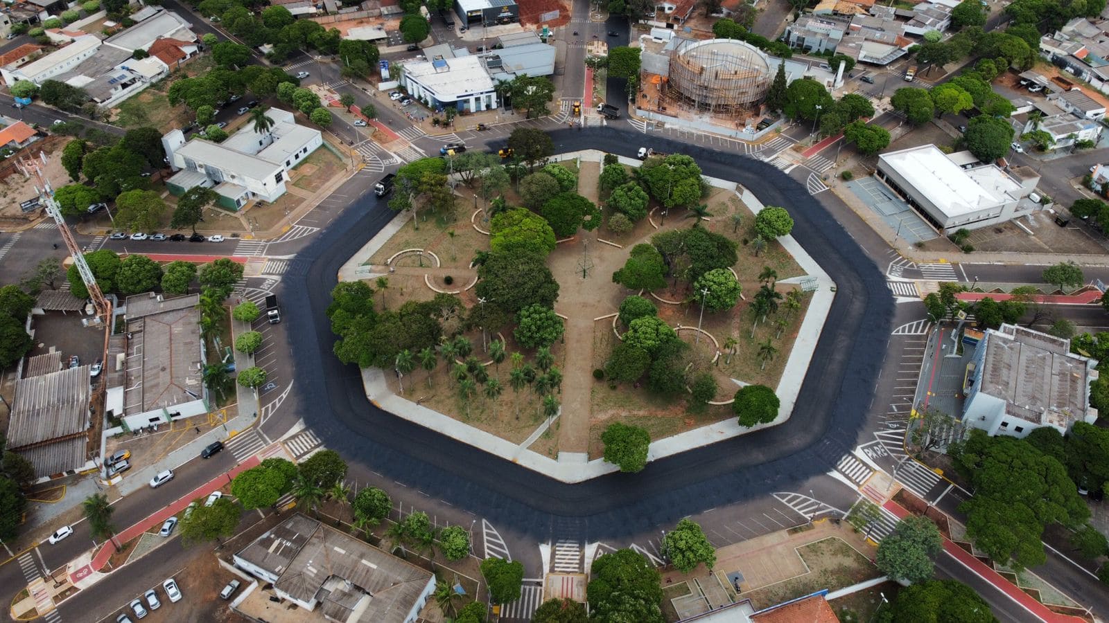 imagem: Vista aérea do entorno da Praça Euclides Fabris recebe recapeamento asfáltico total, 2022 - Assessoria de Imprensa