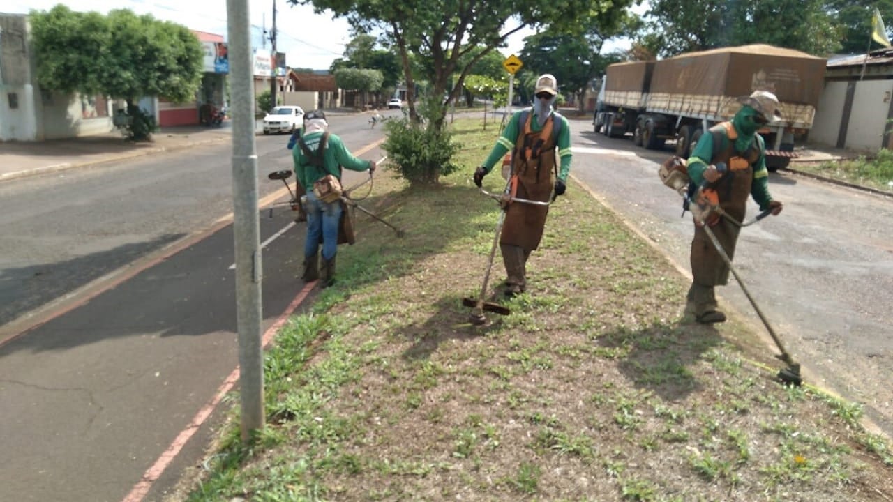 Serviços Públicos de Naviraí faz roçada e limpeza em todos os cantos da cidade