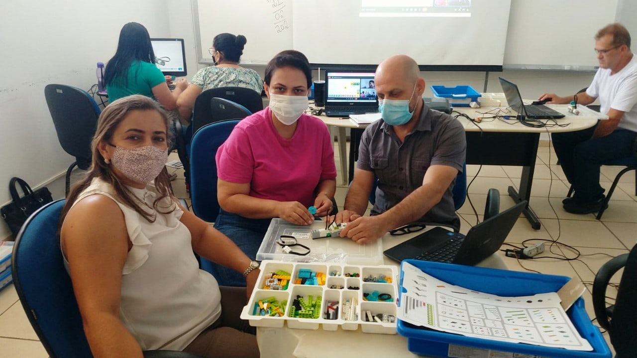 GEMED capacita professores visando às aulas de robóticas para os alunos