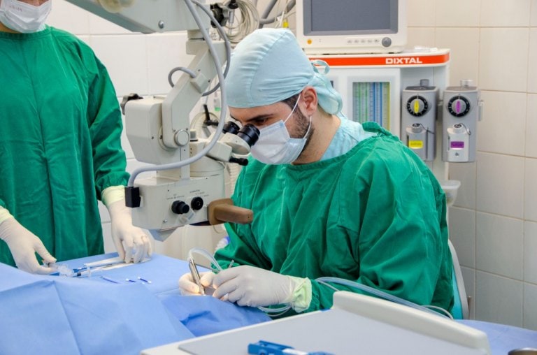 Gerência de Saúde de Naviraí realiza mutirão de cirurgias de cataratas e adquire focos cirúrgicos