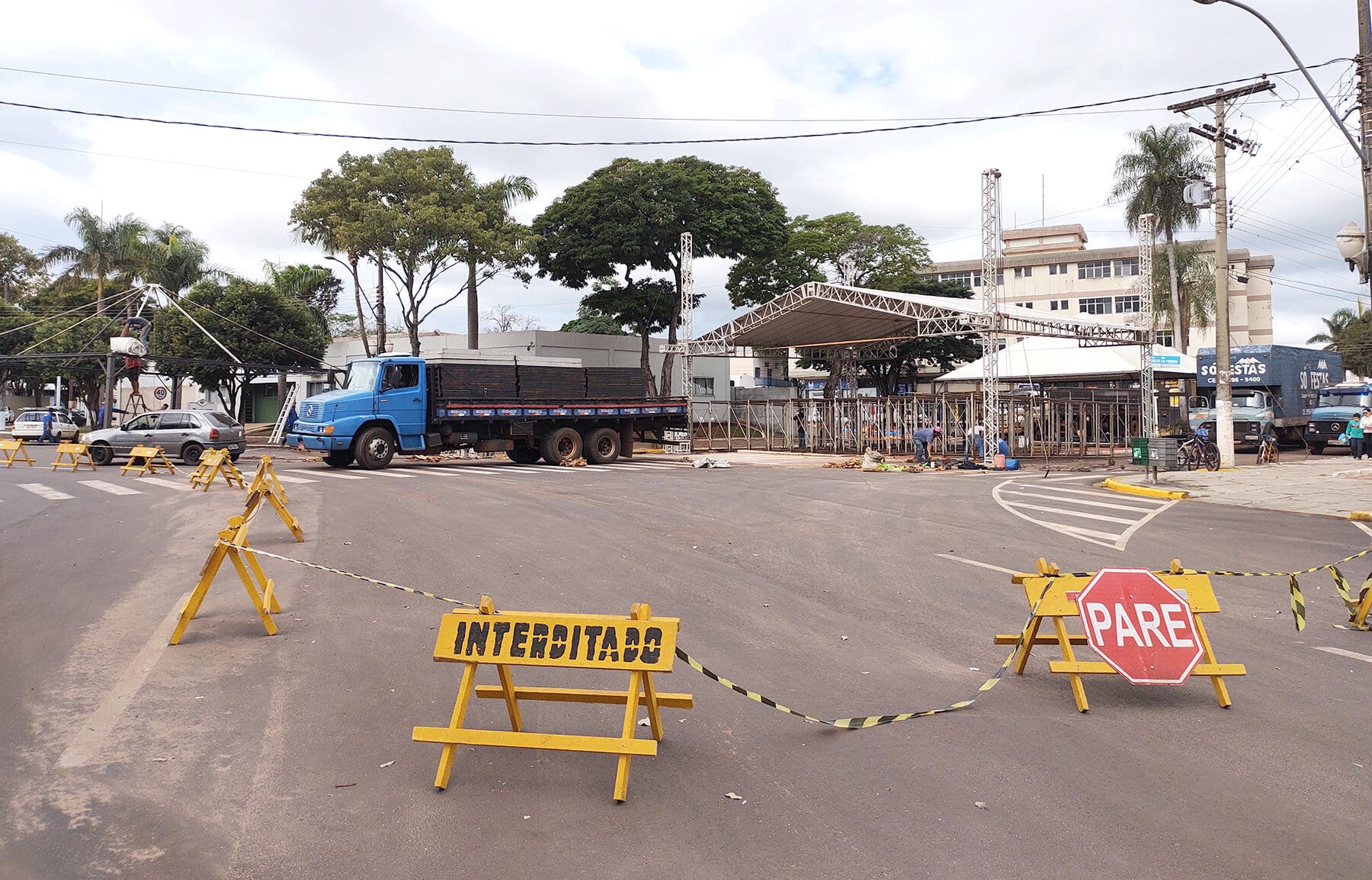 Montagem da estrutura para abrigar a 19ª Fejunavi é iniciada