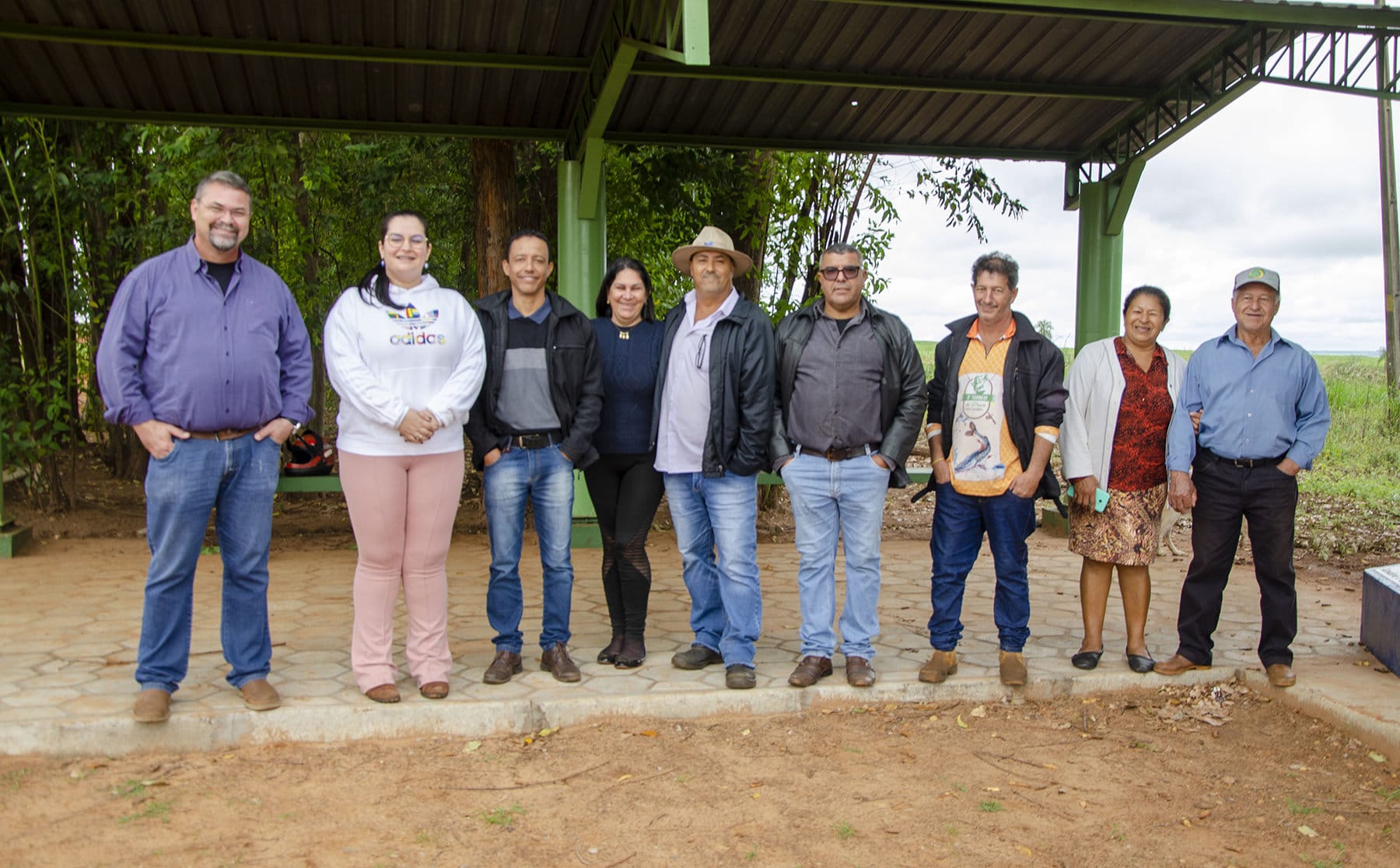 Prefeitura de Naviraí atende agricultores familiares e cascalha estradas do Cinturão Verde