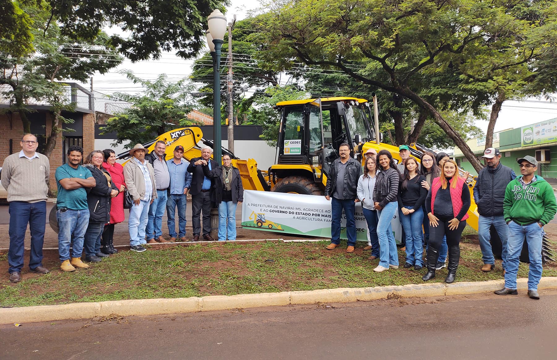Prefeitura de Naviraí recebe retroescavadeira hidráulica para atender Agricultura Familiar