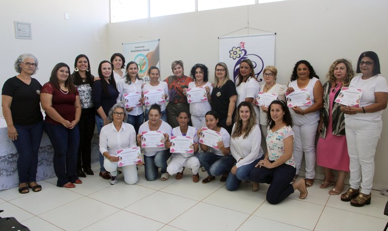 Prefeitura de Naviraí, através da Assistência Social, conclui Curso de Manicure, Pedicure e Spa Para os Pés