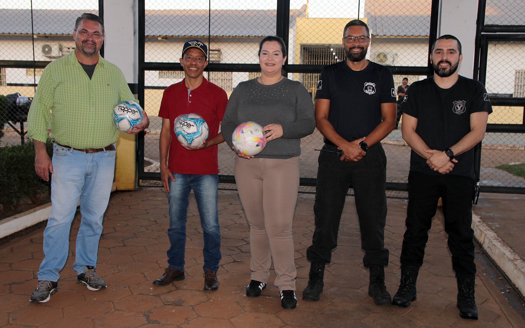 Prefeita conhece oficinas de trabalho para internos da Penitenciária de Naviraí