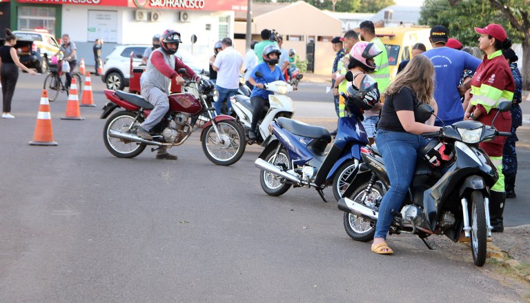 Núcleo de Trânsito de Naviraí faz blitz educativa e alerta para acidentes envolvendo motocicletas