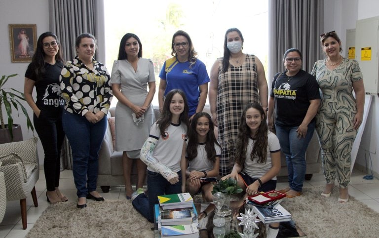 Prefeita recebe alunas do Colégio Naviraí, idealizadoras de projeto que trata da pobreza menstrual