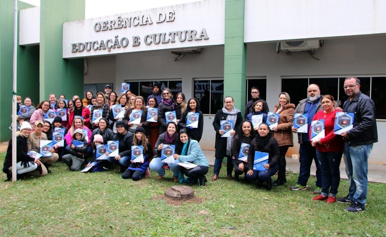 Educação de Naviraí entrega livro de orientações sobre primeiros socorros para Escolas da Rede Municipal