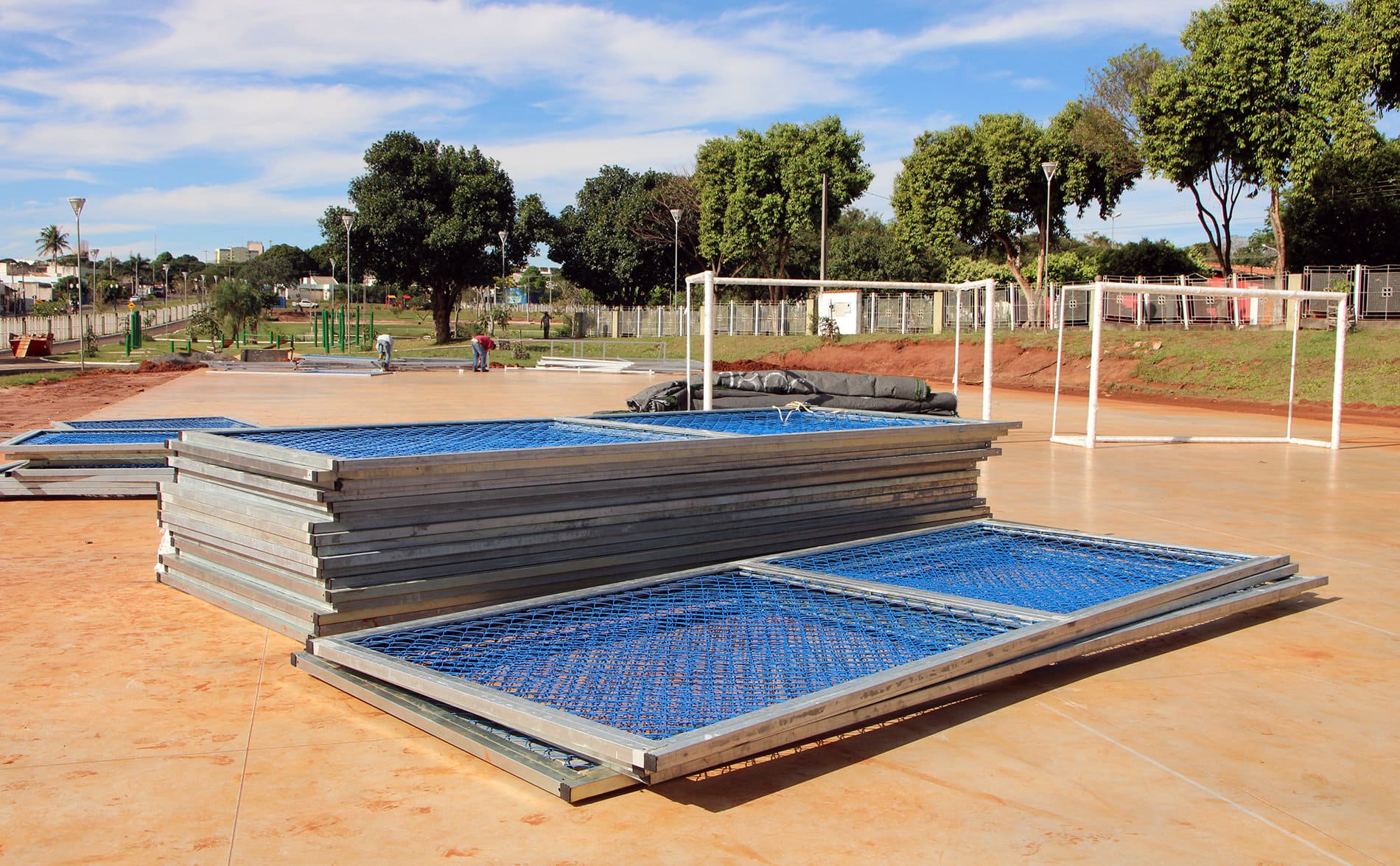 Começa montagem da Arena Esportiva de grama sintética no Parque Sucupira