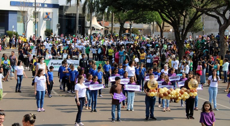 Desfile de 7 de Setembro é acompanhado por multidão em Naviraí