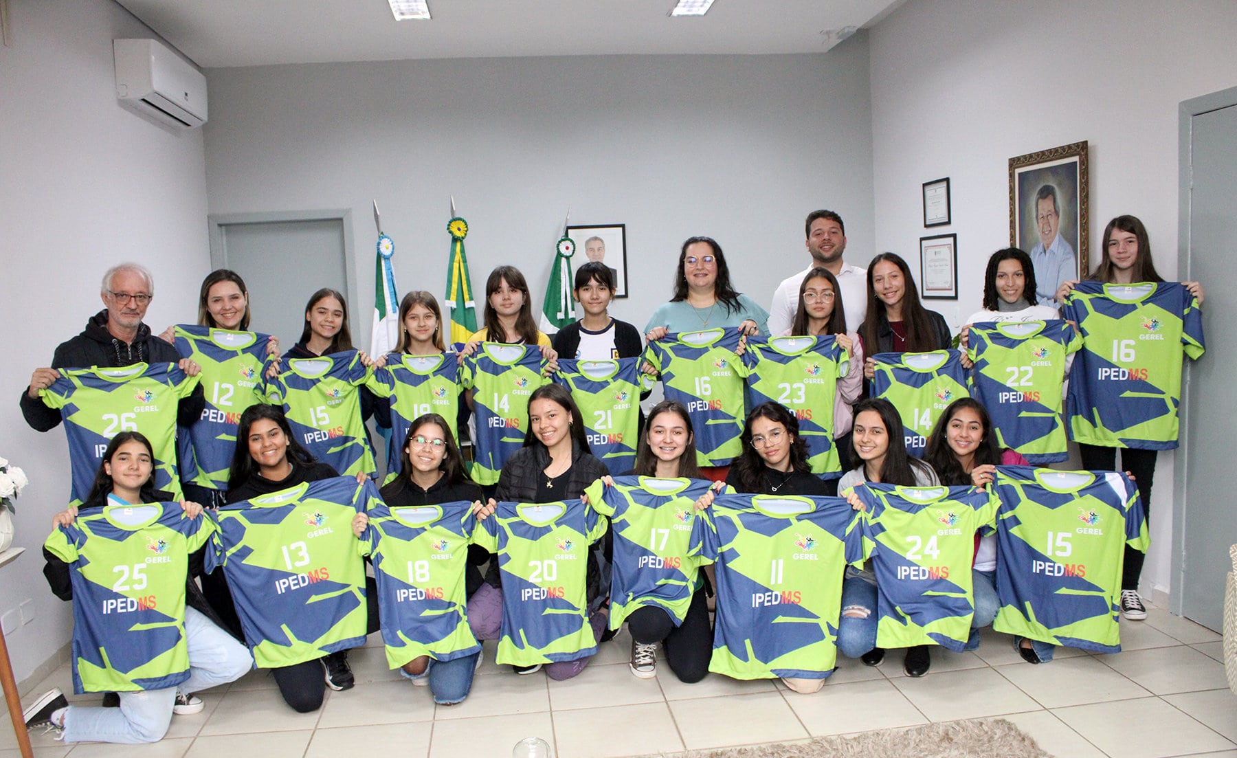 Parceria público-privada viabiliza novos uniformes para o Projeto Escolinha Pública Municipal