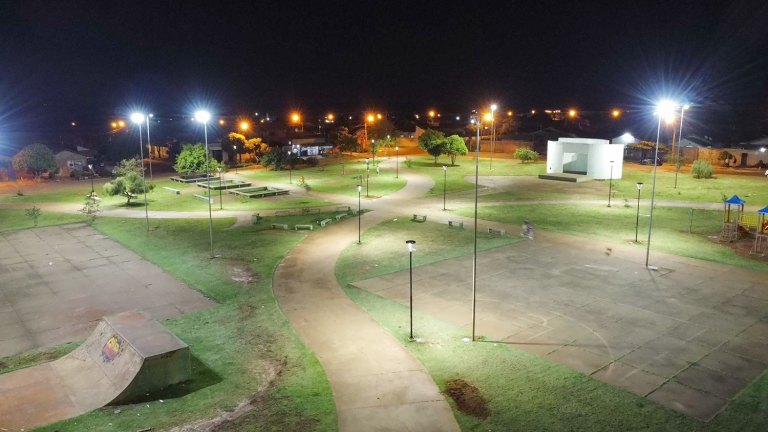 Prefeitura de Naviraí restabelece iluminação da praça pública do Jardim Paraíso
