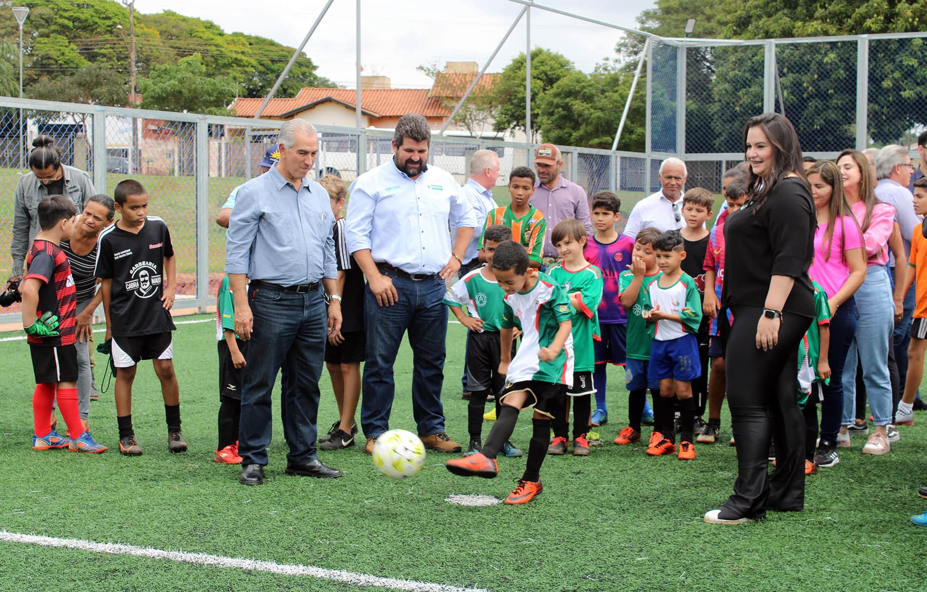 Em Naviraí, Governador entrega arena esportiva, obras estruturantes e assina ordem de serviço