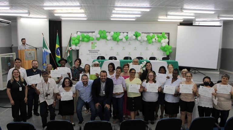 Prefeitura de Naviraí e IFMS entregam certificados do Curso de Inclusão Digital de Idosos