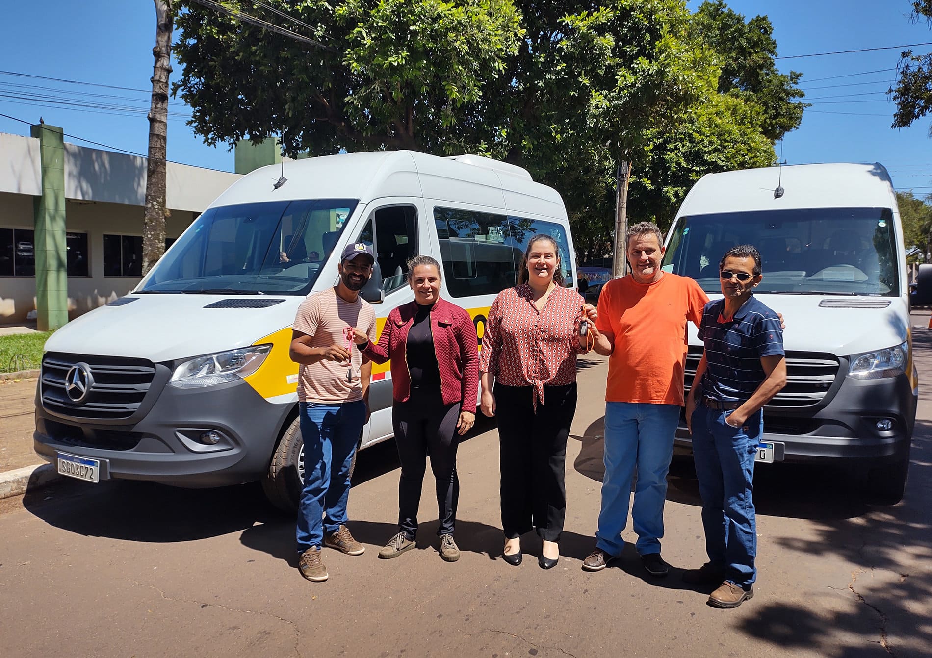 Prefeitura de Naviraí entrega duas novas vans para o transporte escolar