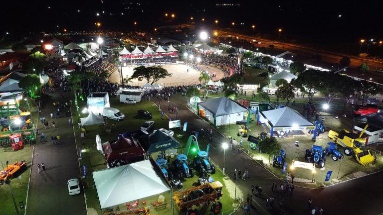 28ª Exponavi começa com show de Mato Grosso e Mathias, rodeio e parque repleto de expositores do agro