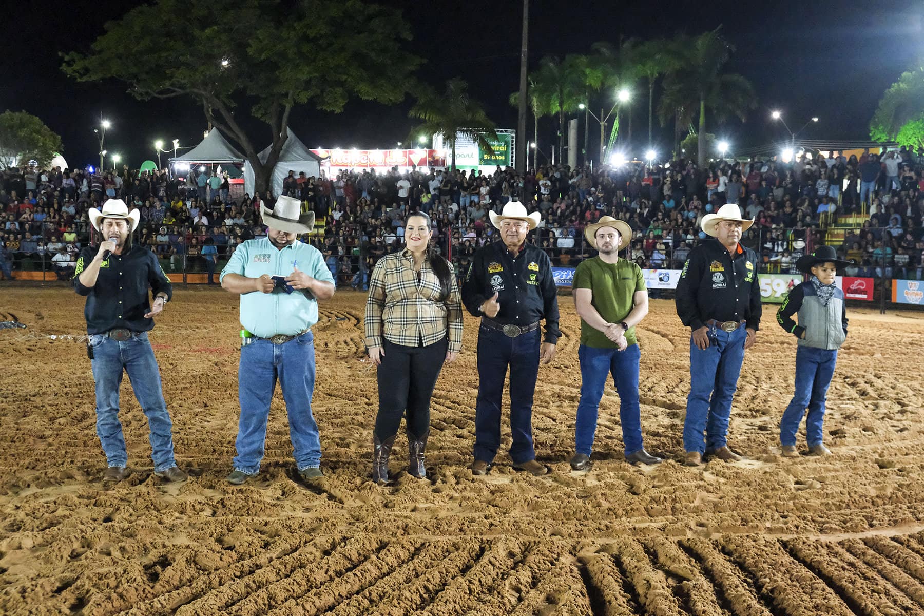 Arena do rodeio lotada, show pirotécnico e Show de Munhoz e Mariano marcam a 2ª noite da 28ª Exponavi