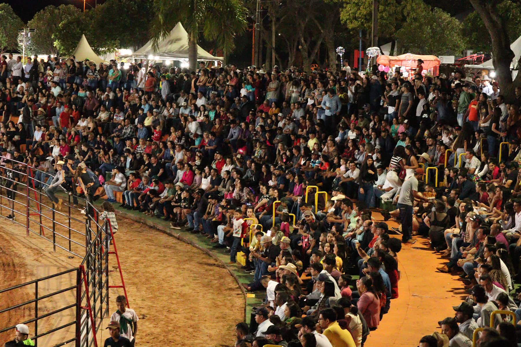 Penúltimo dia da 28ª Exponavi teve arena do rodeio lotada e show de Patrícia e Adriana