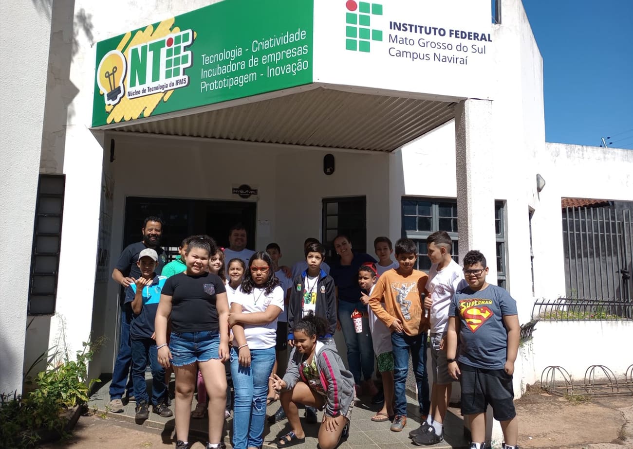 Alunos do Centro de Robótica Navieducation visitam o Centro de Tecnologia do IFMS