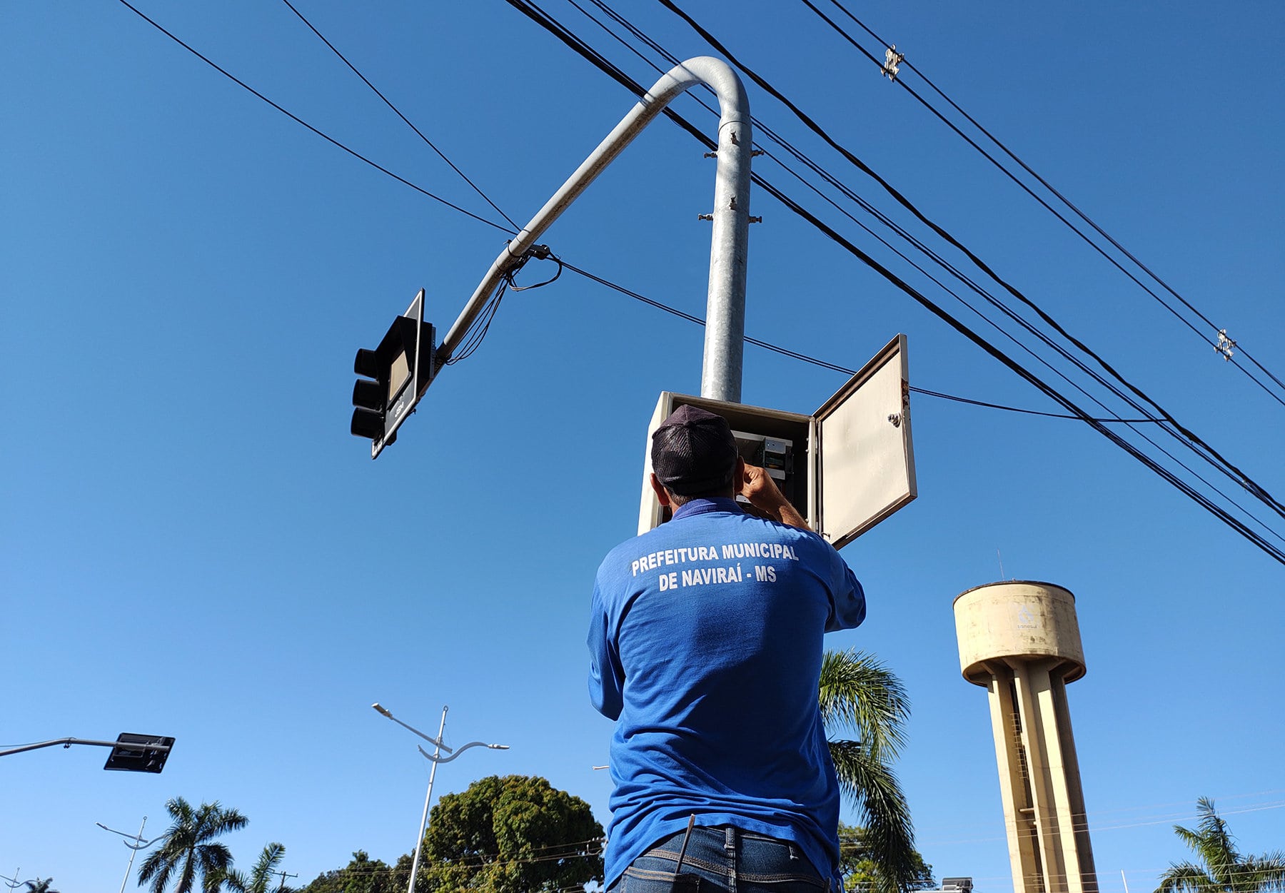 Vendaval do final de semana provocou pane no semáforo da Avenida Dourados