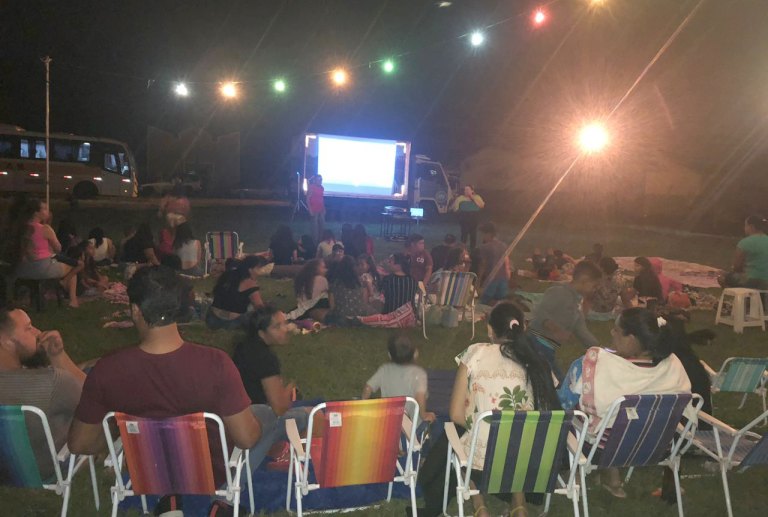 Projeto Cine ao ar Livre da Gerência de Educação reúne mais de 150 pessoas no Porto Caiuá