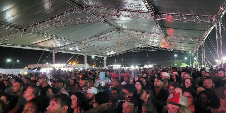 Super tenda abriga o público durante os shows da 28ª Exponavi