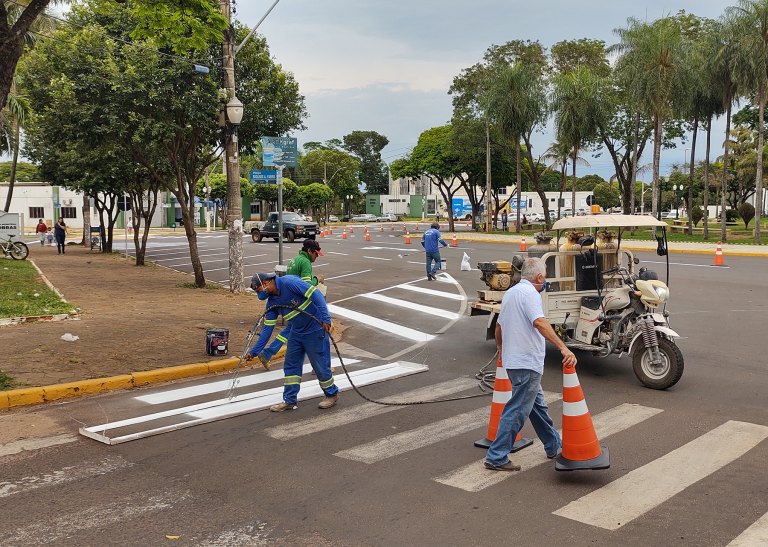 Prefeitura segue cronograma de restauração da sinalização horizontal do trânsito no entorno da Praça e avenidas
