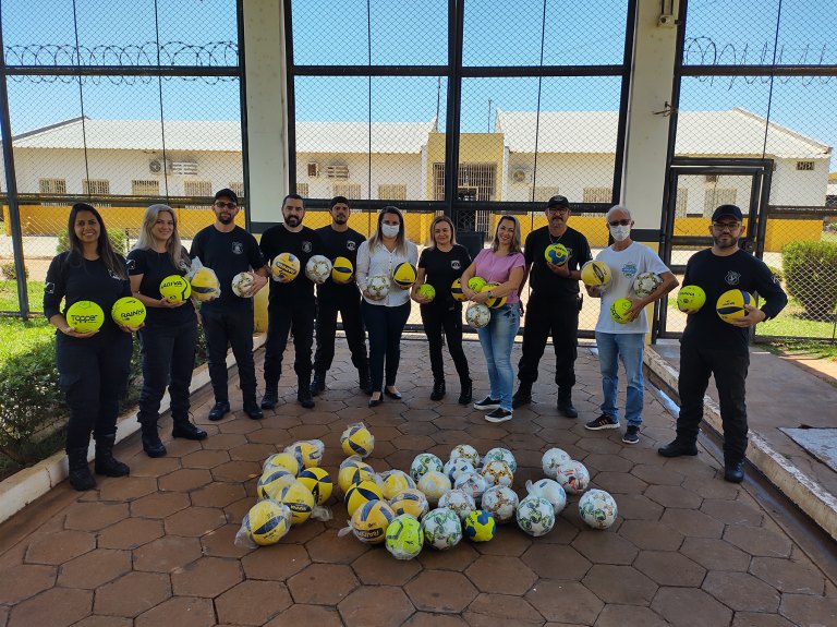 Gerência de Educação doa livros e recebe bolas confeccionadas por detentos da Penitenciária de Naviraí